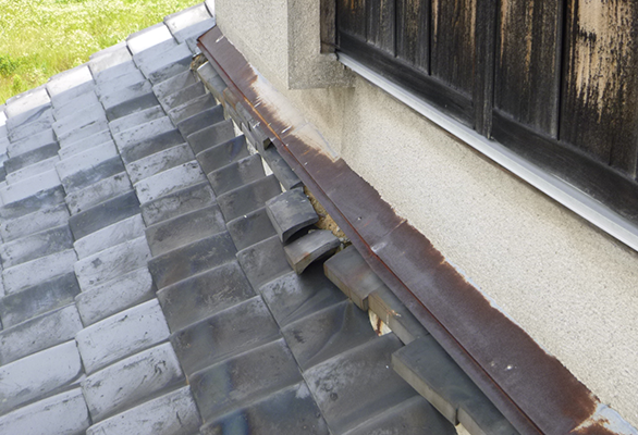 瓦のずれを目視で確認